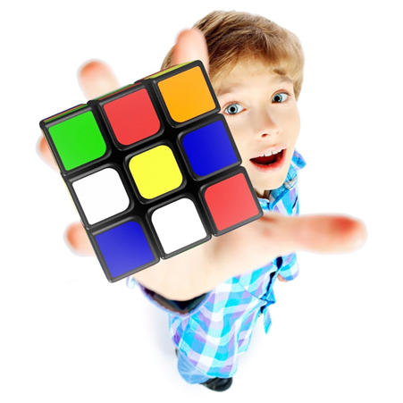 ребенок с кубиком рубика